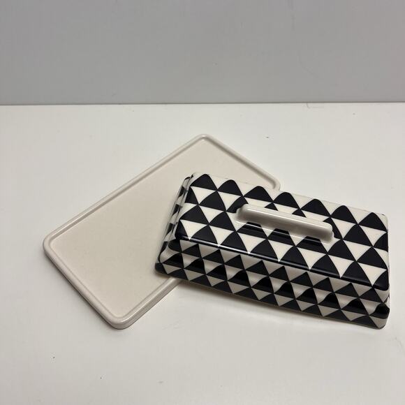 THYME & TABLE Ceramic Butterdish~ Covered ~ 2.25" x 4" x 7.5" - Picture 3 of 6